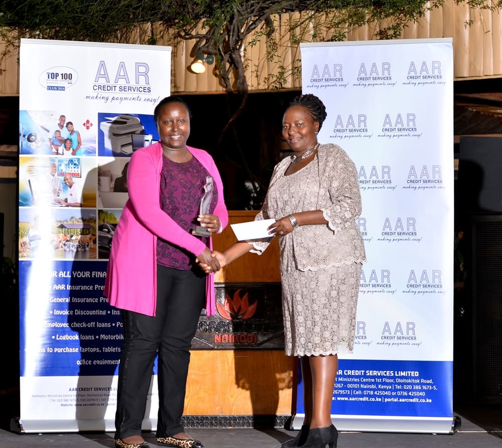AAR-Insurance-MD-Carol-Munen-awards-another-top-Sales-Agent-during-the-Annual-Gala-min